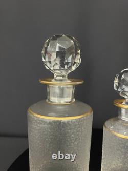 Suite de trois flacons de toilette en cristal givré et doré, Saint-Louis