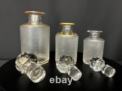 Suite de trois flacons de toilette en cristal givré et doré, Saint-Louis