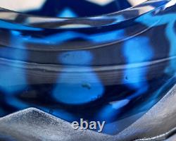 Vase contemporain en cristal overlay bleu acide signé Saint-Louis St océane