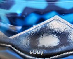 Vase contemporain en cristal overlay bleu acide signé Saint-Louis St océane