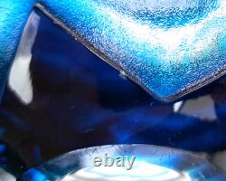 Vase contemporain en cristal overlay bleu acide signé Saint-Louis St océane