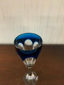 Verre à vin modèle Chambord couleur bleu en cristal de Saint Louis