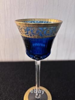 Verre à vin modèle Thistle bleu en cristal de Saint Louis mod1